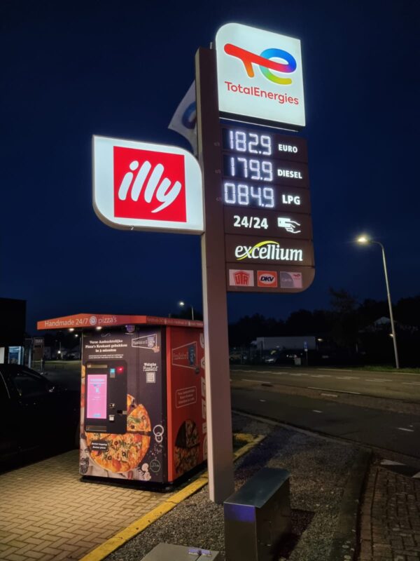 Pizza Vending Machine Cost in the Netherlands in 2025? 2 pizza vending machine cost in Netherlands